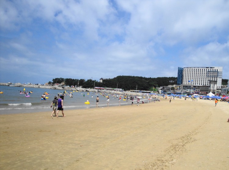 Eurwangni Beach (photo from www.modernseoul.org)